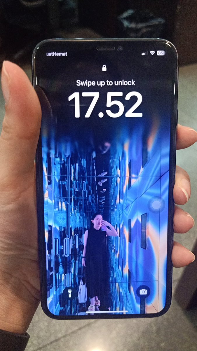 Hennyfelicia18's tweet photo. WTS iphone 11 pro max midnight green 256GB, body masih mulus, cuman baterai aja kyk digambar. Open harga di 6.5 nego. Minat DM #zonauang #iphone #11promax #fyp #trend https://t.co/tB2A0N8JxK