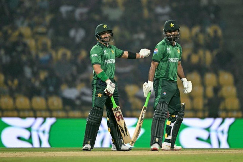 REALsaeedajmal's tweet photo. Wonderful Partnership and Intent shown by these two! Umeed laga len phir?
#PAKvsSL https://t.co/T4SyVFxcsA