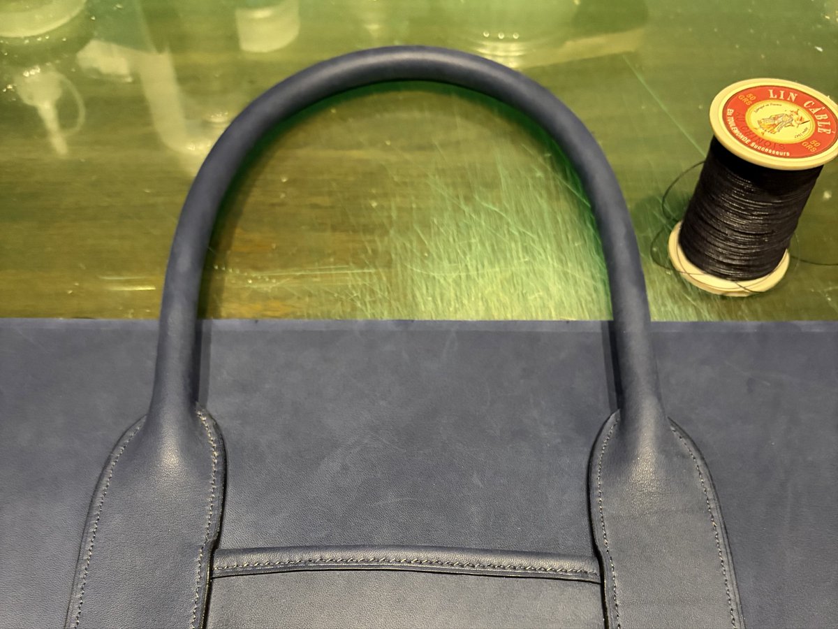 トートバッグ、持ち手を胴板に縫い付けてます。
まだまだ先は長いですが、少しずつ鞄の形が見えてくると嬉しくなりますね。