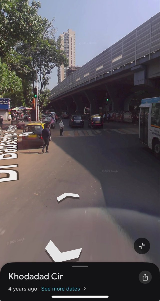 MoneKetan's tweet photo. Khodadad Circle signal (towards Matunga) on Dr B A Road is being ignored by cars, tempos &amp; even Shivneri buses. Nearly got hit today. No video proof, but request @MTPHereToHelp to assign a senior officer &amp; take strict action before someone gets seriously injured @CMOMaharashtra https://t.co/35ZNVVFFIa