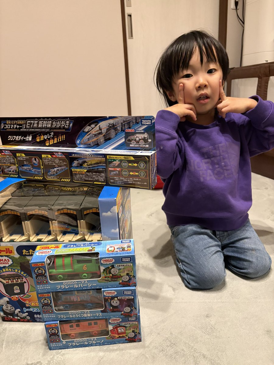 先月3歳になりました🎂
やんちゃやけどビビリでお調子者😆
3歳になったから今月から週5になったプレ幼稚園も頑張って毎日行ってるよ👍🏻
イヤイヤ期真っ盛りで大変やけどすくすく育ってます🫶🏻

#３歳 #3歳男の子