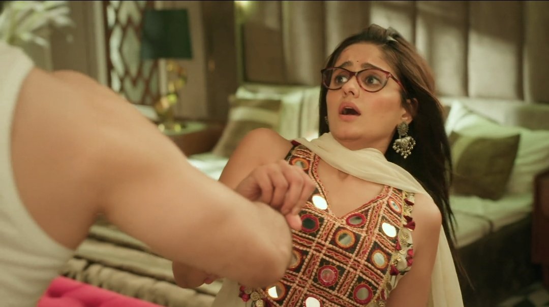 aaand suddenly the flashback of their first meet in mumbai was rushed through the memories ❤️

#AyeshaSingh #AdnanKhan
#Mannat #ManVik