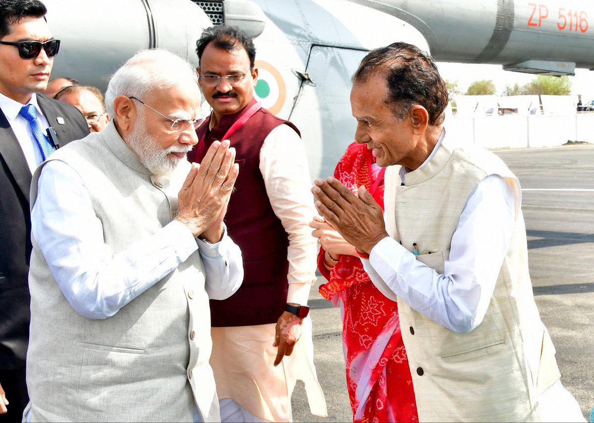 आज अजमेर की पावन धरा पर विश्व के सबसे लोकप्रिय नेता, विकसित भारत के प्रणेता एवं देश के प्रधान सेवक आदरणीय श्री <a href="/narendramodi/">Narendra Modi</a> जी का आत्मीय स्वागत एवं अभिनंदन किया।

आदरणीय प्रधानमंत्री जी का स्नेह, मार्गदर्शन एवं दूरदर्शी नेतृत्व हम सभी के लिए सदैव प्रेरणास्रोत रहा है।