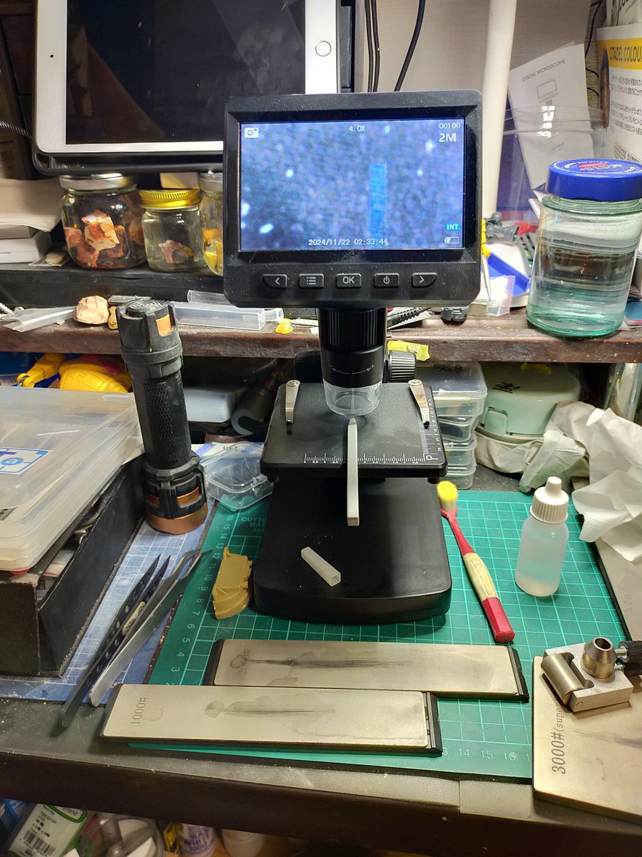 #タガネ研ぎ
製作していた #ザクレロ が完成したので、次に製作前に整理やメンテナンス( * ॑꒳ ॑*)
メインで使っているBMC(量産)タガネの 0.1、0.2、0.3 を研ぎました。
1000番、2000番、3000番の順での研ぎ。顕微鏡あると、研げてるか分かります。丸くなった刃が真っ直ぐ(やや斜め)になりました。