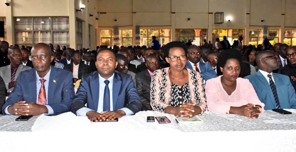 ABPInfos's tweet image. 2/5 Le gouverneur de @PButanyerera a remercié les natifs de la province pour leur contribution au développement. Il a évoqué certains défis liés aux changements climatiques, particulièrement dans les communes de #Kiremba, #Kirundo, #Busoni, #Tangara et autres.