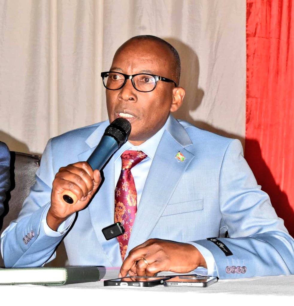 ABPInfos's tweet image. 2/5 Le gouverneur de @PButanyerera a remercié les natifs de la province pour leur contribution au développement. Il a évoqué certains défis liés aux changements climatiques, particulièrement dans les communes de #Kiremba, #Kirundo, #Busoni, #Tangara et autres.