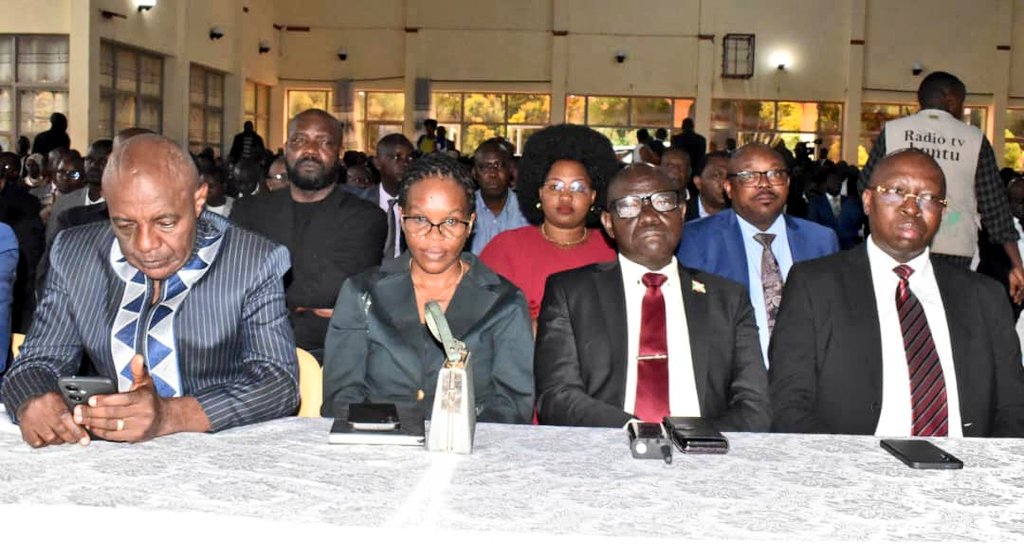 ABPInfos's tweet image. 2/5 Le gouverneur de @PButanyerera a remercié les natifs de la province pour leur contribution au développement. Il a évoqué certains défis liés aux changements climatiques, particulièrement dans les communes de #Kiremba, #Kirundo, #Busoni, #Tangara et autres.