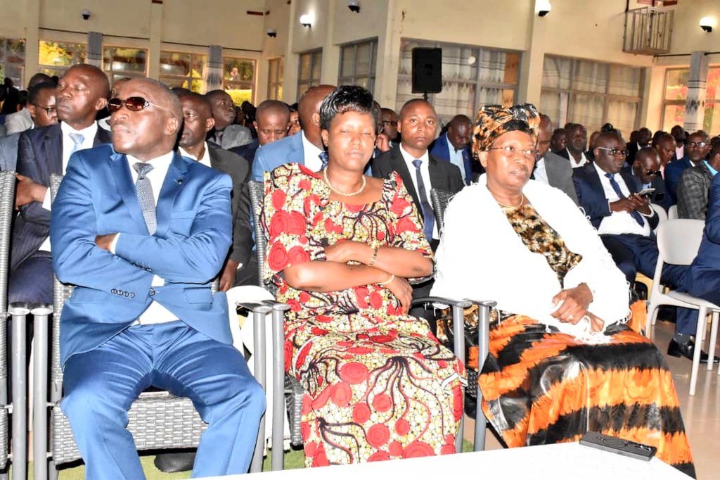 ABPInfos's tweet image. 2/5 Le gouverneur de @PButanyerera a remercié les natifs de la province pour leur contribution au développement. Il a évoqué certains défis liés aux changements climatiques, particulièrement dans les communes de #Kiremba, #Kirundo, #Busoni, #Tangara et autres.