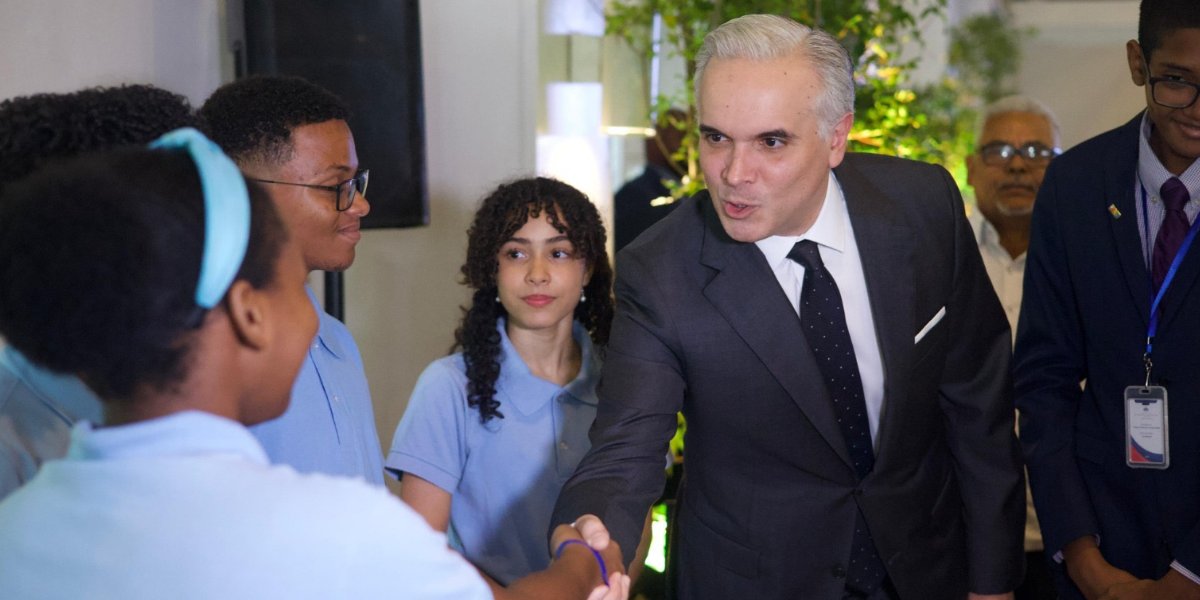 #HechosNews Más de 800 mil estudiantes inscritos en secundaria según ministro de Educación Luis Miguel De Camps.

Leer más 👇
hechosnews.com/mas-de-800-mil…

CC.  <a href="/EducacionRDo/">Ministerio Educación RD</a>  <a href="/LMDECAMPS/">Luis Miguel De Camps</a> <a href="/luisabinader/">Luis Abinader</a>   <a href="/PresidenciaRD/">Presidencia de la República Dominicana</a>  <a href="/CongresoRD/">Congreso Nacional</a>  <a href="/EducacionRd/">Educación Al Dia RD</a>  <a href="/EstudiantesRD/">EstudiantesRD</a>  <a href="/secundariard/">Secundariard Secundariard</a>