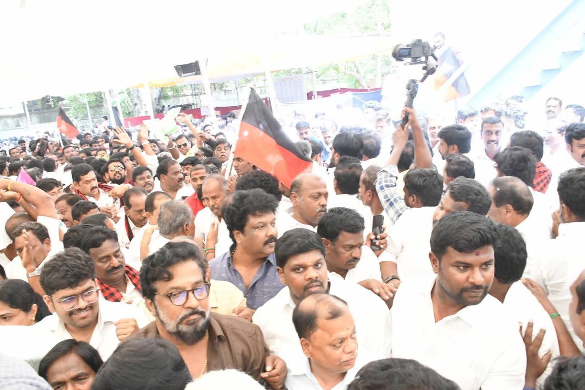 VSSarathyKumar's tweet photo. திருப்பத்தூர் மாவட்டம், வாணியம்பாடி சட்டமன்றத் தொகுதி (047), 2026  சட்டமன்ற தேர்தலில் போட்டியிட நகர கழக நிர்வாகிகள், நகர மன்ற உறுப்பினர்கள், கழக நிர்வாகிகள் ஆகியோருடன் அண்ணா அறிவாலயத்தில் எனது விருப்ப மனு அளித்த போது.

#Vaniyambadi #ஸ்டாலின்_தொடரட்டும் #தமிழ்நாடு_வெல்லட்டும் https://t.co/NxdRK68qDq
