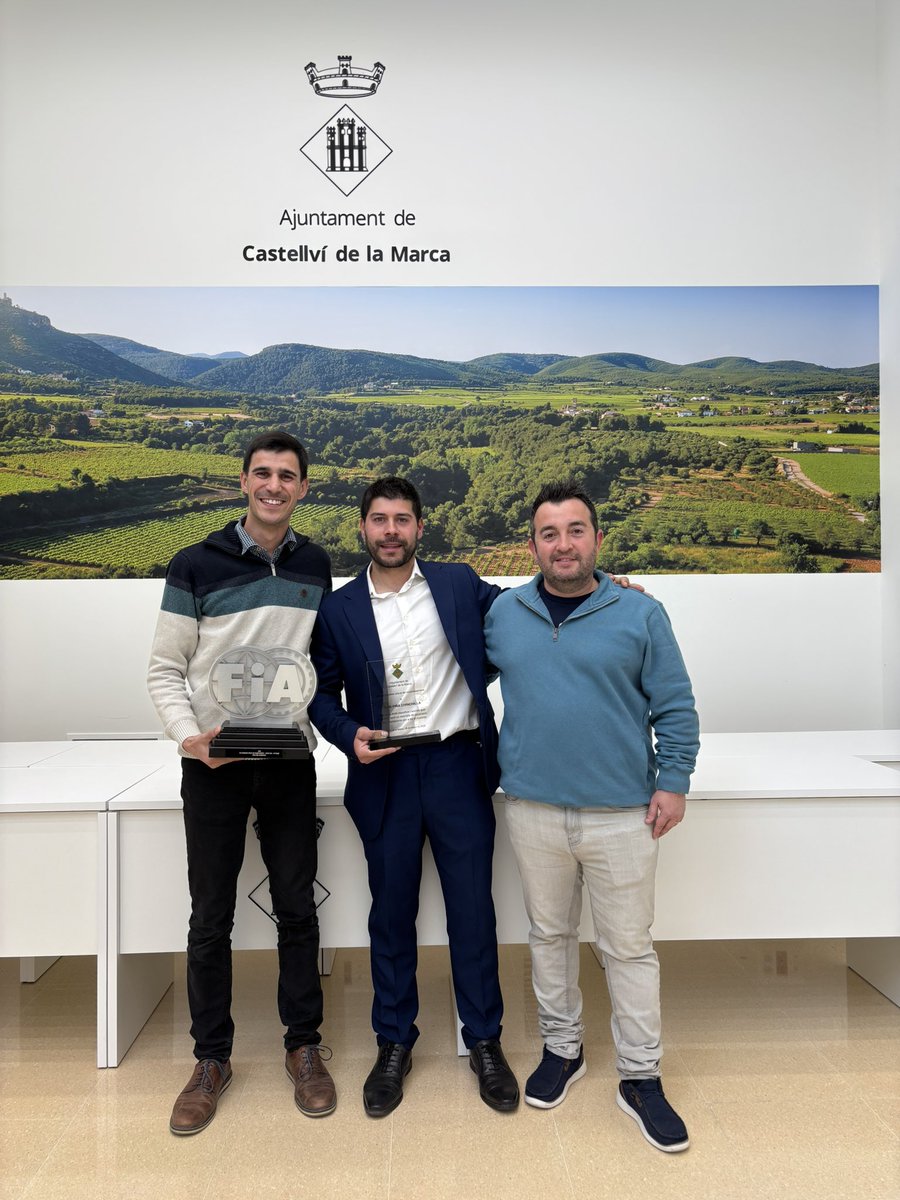 eliseu_alegre's tweet photo. Castellví de la Marca té l’orgull de reconèixer l’esportista de Car-Cross, Ivan Piña Chinchilla, pel seu brillant palmarès i per portar el nom del nostre municipi arreu dels circuits. @castellvimarca @XaviMistter https://t.co/y0arWRfouO