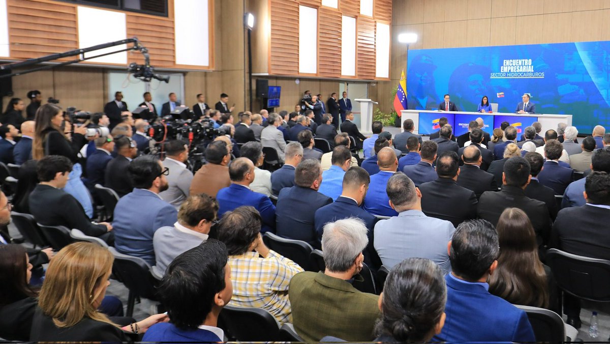 DayannyVasquez's tweet photo. Más de 230 empresarios del sector privado se reunieron con la Presidenta (E) Delcy Rodríguez 
https://t.co/MdAHKztQGU https://t.co/RbnqOSO1Fn