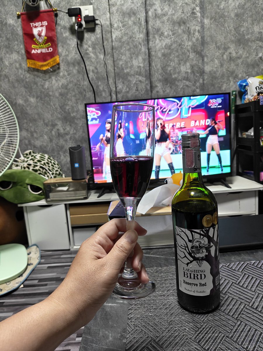 พรุ่งแล้วสินะ งานแต่งของเธอ. เอาจริงๆก็บอกไม่ถูกว่าต้องรู้สึกยังไง แต่ก็ยินดีกับเธอนะ. 🥲 เมาต่อ.