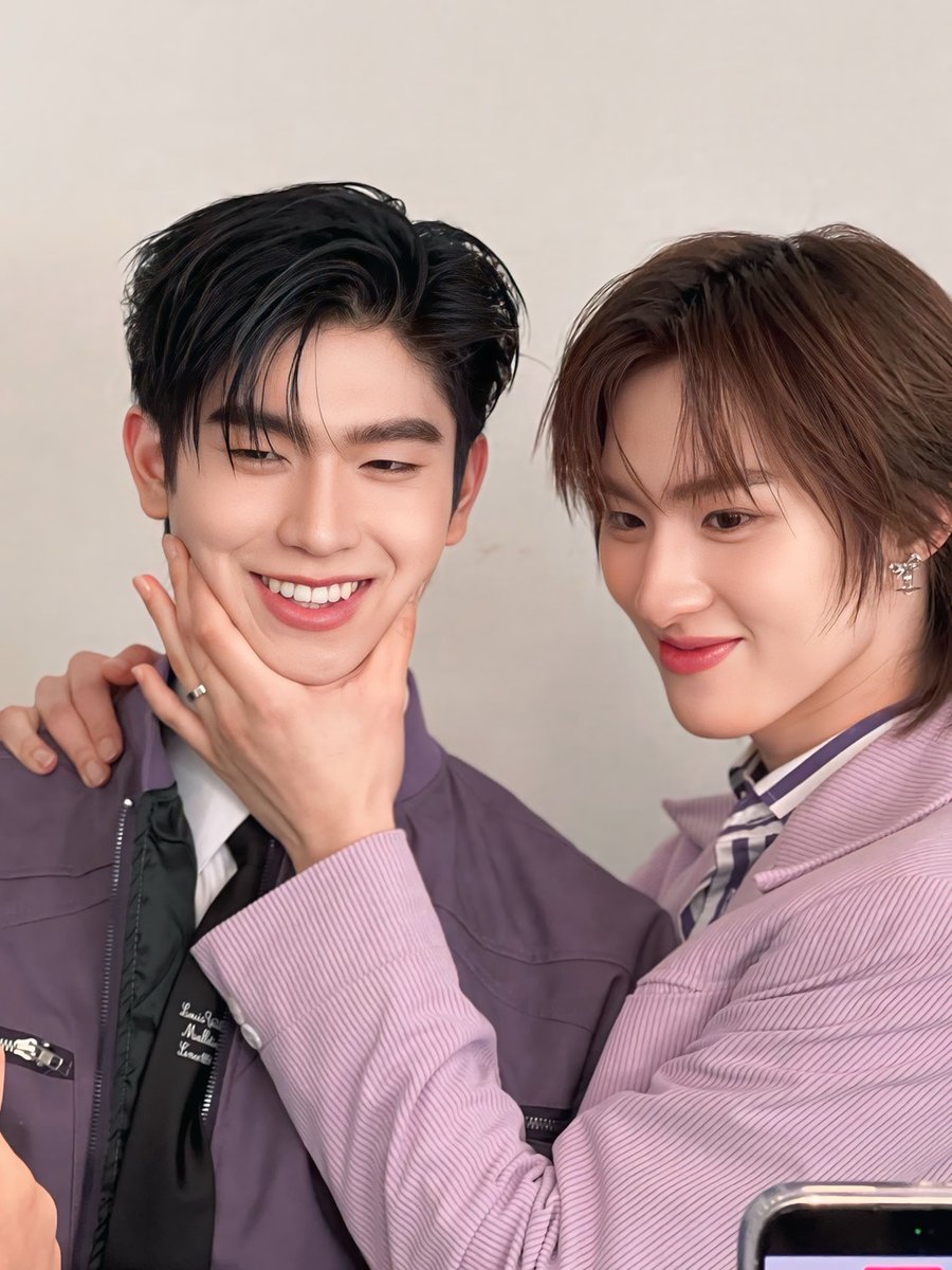 เขาผลัดกันบีบแจ้มนะคู่นี้ นุ่มมั้ยน้าาา🫣💜

RIKU X ThomasKong
#RikuOnGlowxThomasKong