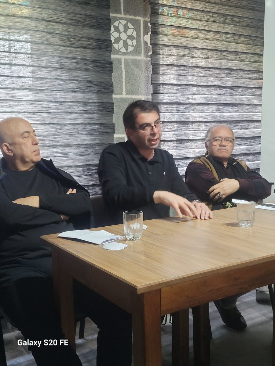 diyarkes's tweet photo. Bugün #Ditav'ın ev sahipliğinde
#ŞeyhmusDiken'in medaratörlüğünde çok güzel bir #YaşarKemal'ianma programı gerçekleşti,
Duygu ve düşünceler en saf haliyle dile geldi , #Dengbej kelamları okundu ...
Teşekkürler
#ŞeyhmusDiken
#FethiDemir
#GürselKorat
#Dengbej
#Ditav https://t.co/owlR5ysLAG