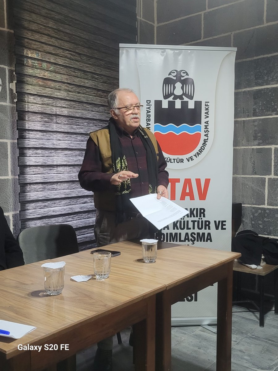 diyarkes's tweet photo. Bugün #Ditav'ın ev sahipliğinde
#ŞeyhmusDiken'in medaratörlüğünde çok güzel bir #YaşarKemal'ianma programı gerçekleşti,
Duygu ve düşünceler en saf haliyle dile geldi , #Dengbej kelamları okundu ...
Teşekkürler
#ŞeyhmusDiken
#FethiDemir
#GürselKorat
#Dengbej
#Ditav https://t.co/owlR5ysLAG
