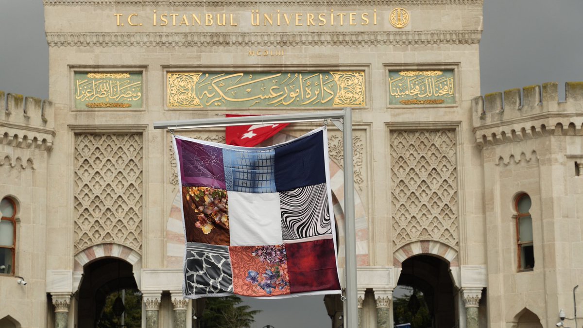 Türkiye’nin yakın tarihine karabasan gibi çöken 28 Şubat postmodern darbesinin 29. yılında, bu karanlık sürecin en ağır izlerini taşıyan mekânlardan biri olan İstanbul Üniversitesi Beyazıt Kapısı önündeydik.

AK Parti İstanbul İl Kadın Kolları Başkanlığımız, üniversite