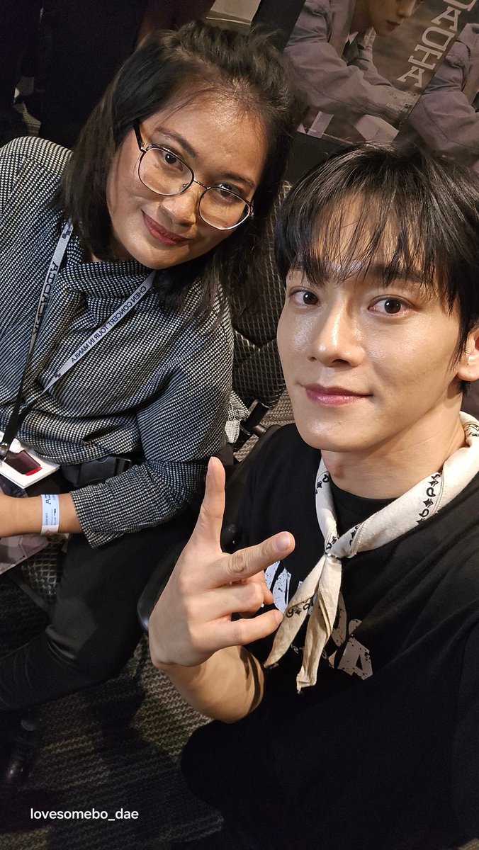 lovesomebo_dae's tweet photo. #CHEN kneeled down so we can take selfie 😭 I was on a wheelchair
Me: i don't have voice (in Korean)
🦖: it's okay (in english)
Me: I've been a fan for 13 years
🦖: Ohh
He then got my phone, kneeled down  &amp; took these selfies.
🦖Take care~ (in English) #ArcadiaMANILA @CHEN_INB100 https://t.co/s1fftQOHyi