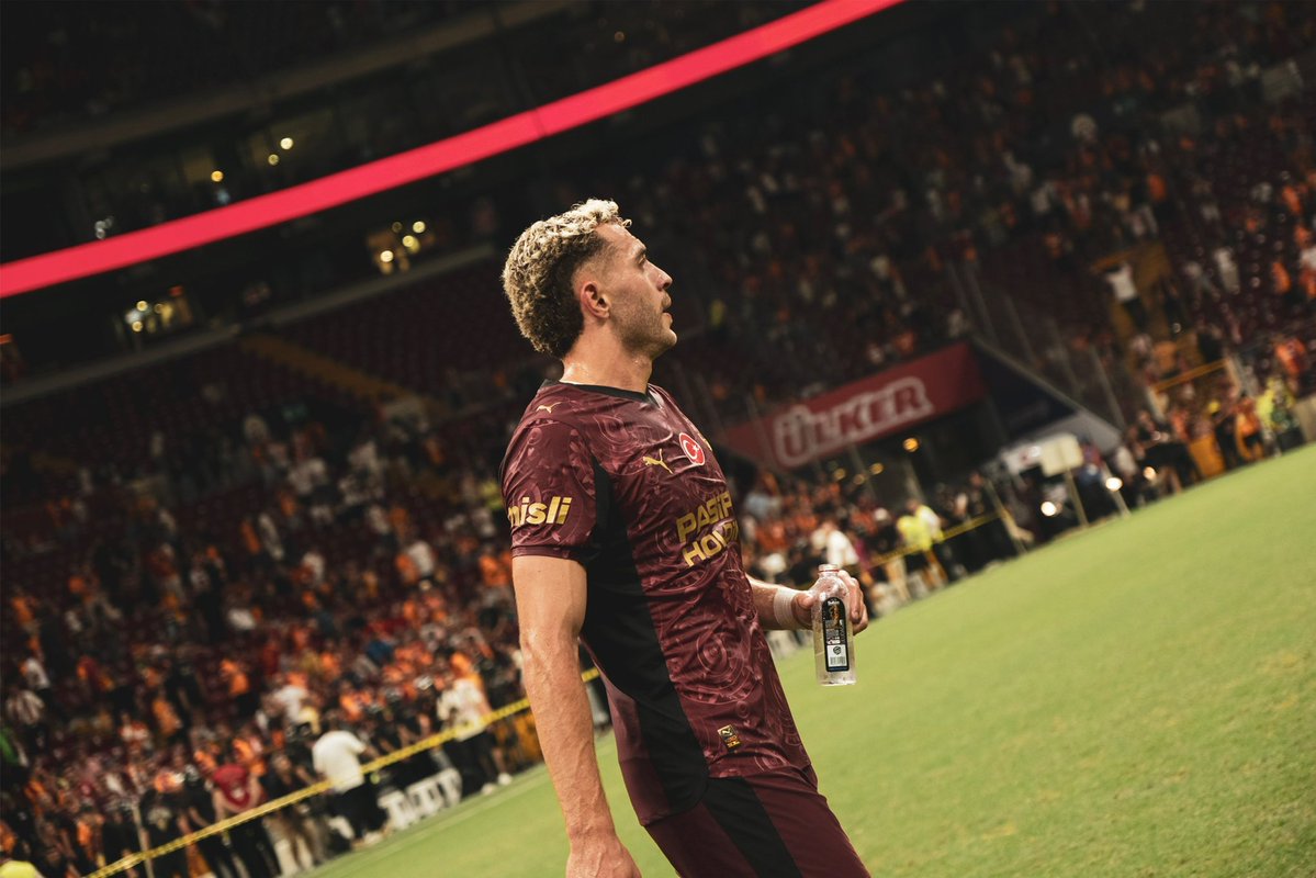 şu güzelim formayı da mundar ettiniz bir kez daha göremeden sezon bitiyor