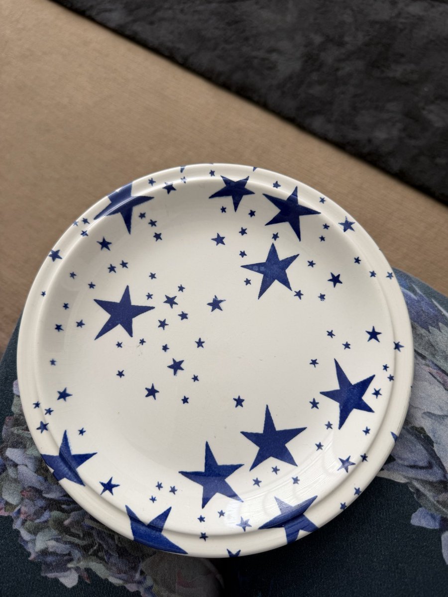 kelspicknell's tweet photo. I bought 2 of these little plates 30yrs ago in Lewisham market. I’ve only now just looked them up to see if I could buy them still. It seems my plates are missing their yellow stars and moons! Anyone know anything about them??
Grindley Pottery Friendly Sky https://t.co/yuQOsYWz55