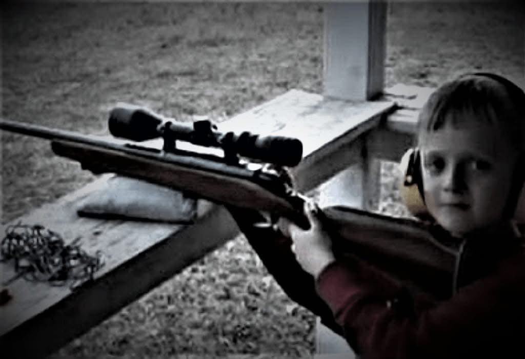 76,9 millones de personas votaron a Trump, un 1% de la población global aproximadamente. Una mala decisión que está afectando al 99% restante.

Foto: La imagen es de un rifle de asalto JR 15 para NIÑOS Y NIÑAS, con proyectiles reales pero un 20% + pequeño y con menor peso.
La