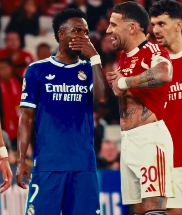 La FIFA acordó la aprobación de la Ley Vinícius. Comenzarán a sancionar a los jugadores que se cubran la boca para hablar con un rival.

¿Para cuándo la sanción al brasileño? Ahh no, que el provocador es intocable.