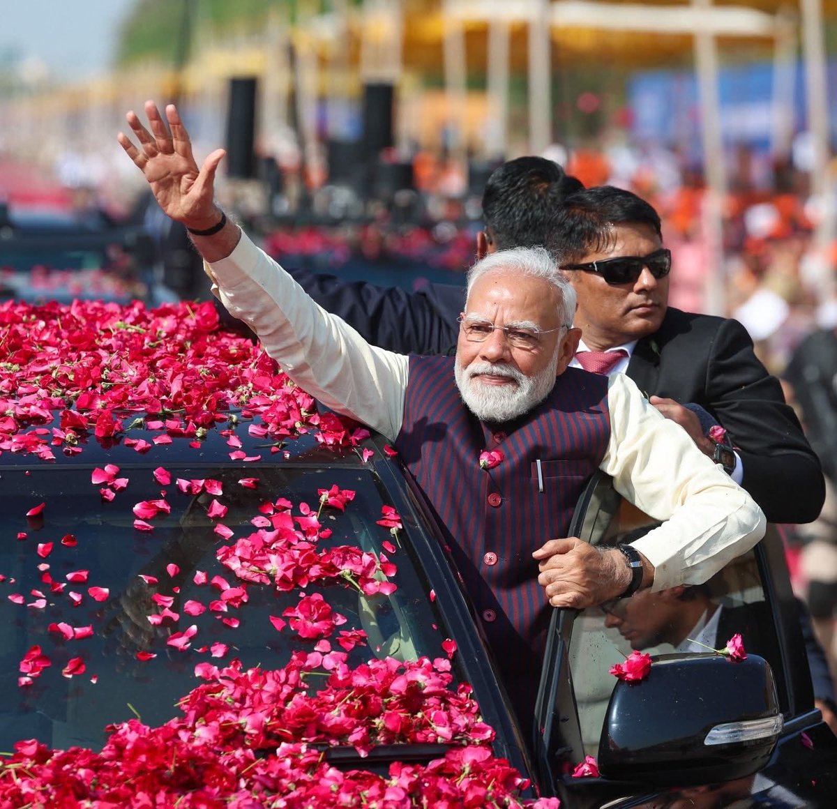 bharatpandyabjp's tweet photo. ભવ્ય સ્વાગત, અભૂતપૂર્વ અભિવાદન

માનનીય પ્રધાનમંત્રી શ્રી @narendramodi જીનું સાણંદની ધરતી પર નાગરિકો દ્વારા ભવ્ય અને ઉષ્માભર્યું સ્વાગત અભિવાદન કરવામાં આવ્યું.

#WelcomePMModi 
#Sananad
#SemiconRevolution https://t.co/ISDNvz73Vy