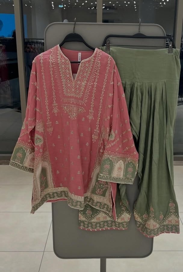 LostDumb_exe's tweet photo. Eid dress: 40k 
My Bank Account: 400 😭
Iska koi hal bataye ya phir purana hi nikal lu? https://t.co/RTqJBbWwpH