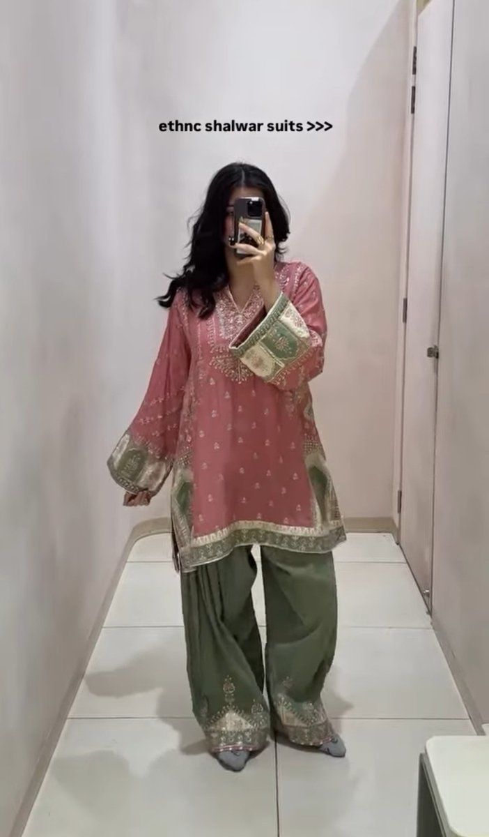LostDumb_exe's tweet photo. Eid dress: 40k 
My Bank Account: 400 😭
Iska koi hal bataye ya phir purana hi nikal lu? https://t.co/RTqJBbWwpH