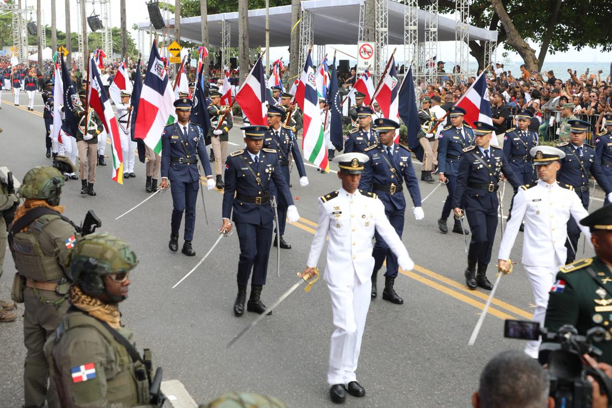 #HechosNews Presidente destaca modernización de las Fuerzas Armadas durante desfile de Independencia.

Leer más 👇
hechosnews.com/presidente-des…

CC.<a href="/PresidenciaRD/">Presidencia de la República Dominicana</a>  <a href="/luisabinader/">Luis Abinader</a>  <a href="/RaquelPenaVice/">Raquel Peña</a>  <a href="/raquelarbaje/">Raquel Arbaje</a>  <a href="/MDefensaRD/">MinisterioDefensaRD</a> <a href="/MIREXRD/">Cancillería de República Dominicana</a>  <a href="/RobalsdqAlvarez/">Roberto Alvarez</a>  <a href="/MinInteriorRD/">Ministerio de Interior y Policía RD</a>  <a href="/FarideRaful/">Faride Raful</a>