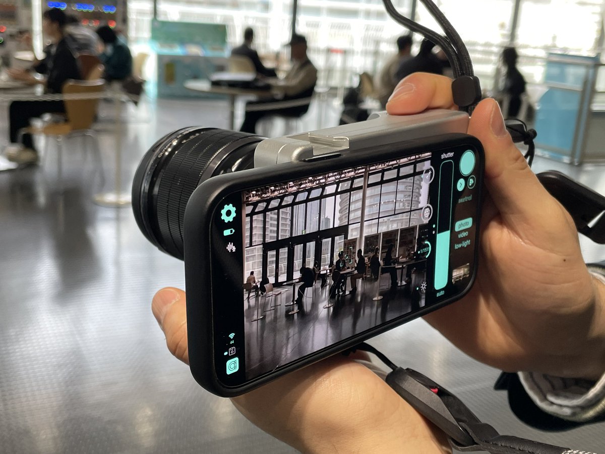 gajetblog's tweet photo. iPhoneが
“マイクロフォーサーズ機”になる時代。
MagSafe装着
物理シャッターボタン搭載
AIフィルター
音声操作対応
これもう
カメラいらない説ある？
それとも
スマホはスマホ派？
#CameraIntelligence #CPplus2026 #iPhoneカメラ #ガジェット好き https://t.co/A4ql5EwhDh