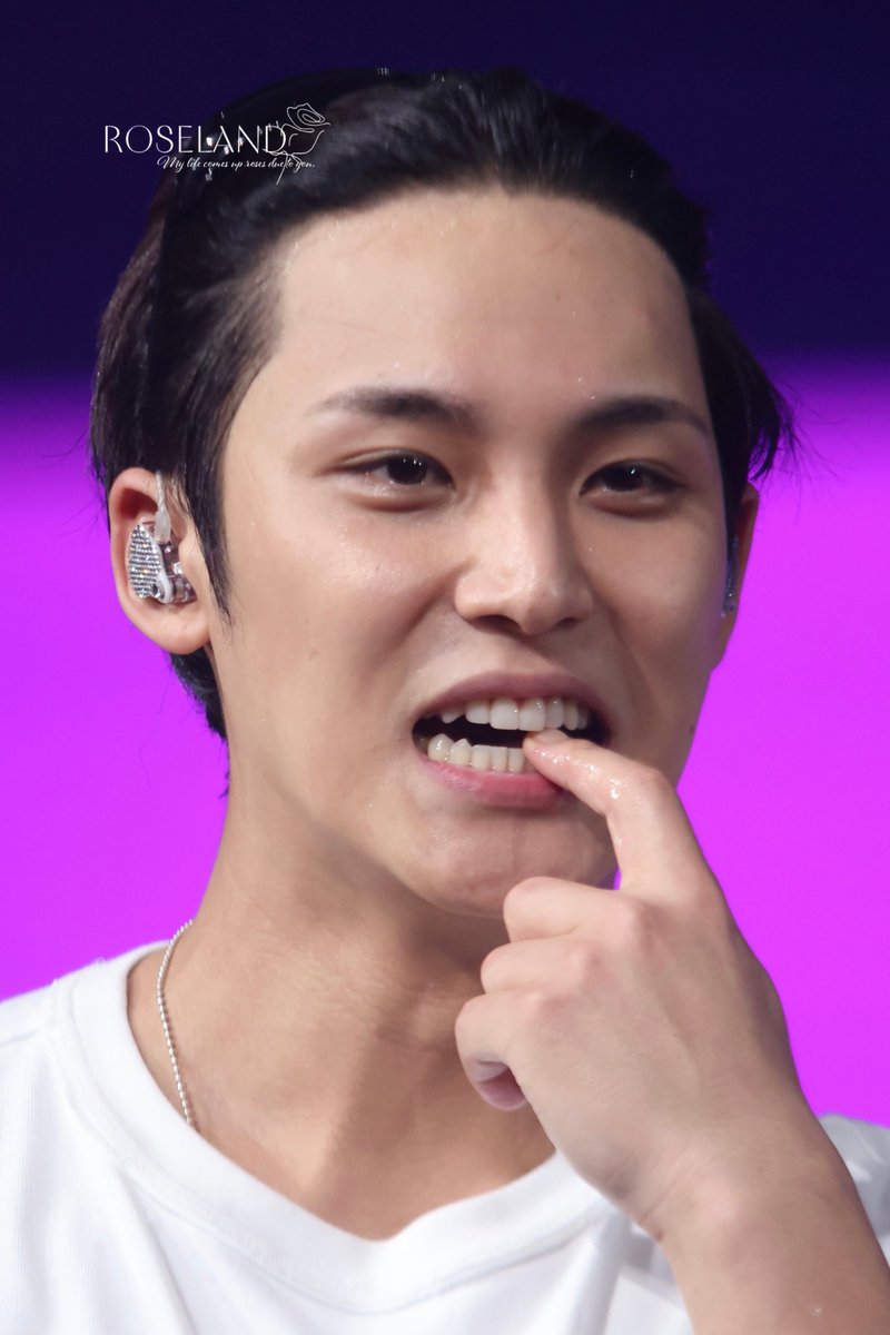 puppy mingyu today #민규 #세븐틴 

aggressive waterbombs + "i'm sorry" face when he caused trouble