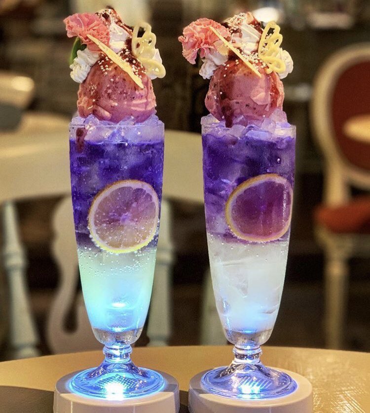 sweetroad5's tweet photo. 京都府烏丸御池駅近くにあるお店「カフェチェリッシュ」の、ソーダの上に乗ったベリーソルベで蝶が舞う、色鮮やかな「柚子檸檬とベリー蝶のソーダフロート」✨ https://t.co/33ZG3Gl6LB