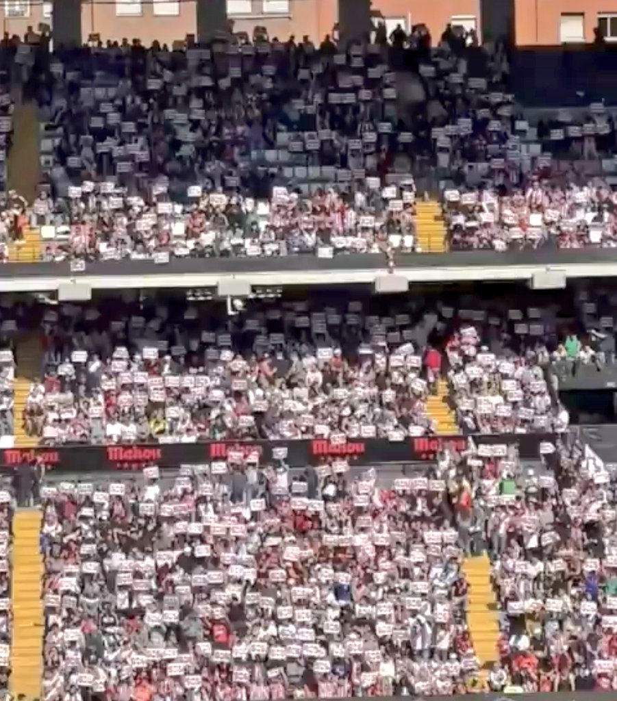 Se hubiera ganado, empatado, o perdido, el gran triunfo del Rayo Vallecano es este. Un barrio, una hinchada, protestando al unísono a la gestión de Raúl Martín Presa. 

Un grito de desesperación que dura más de una década. Una vez más, de forma pacífica. 

⚡SON UN EJEMPLO-SOS♥️