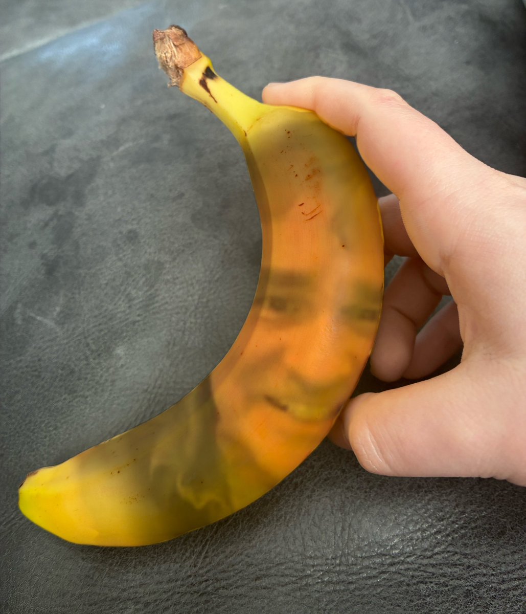 sillayasfweak's tweet image. Eating oomf for Bobby birthday #banana