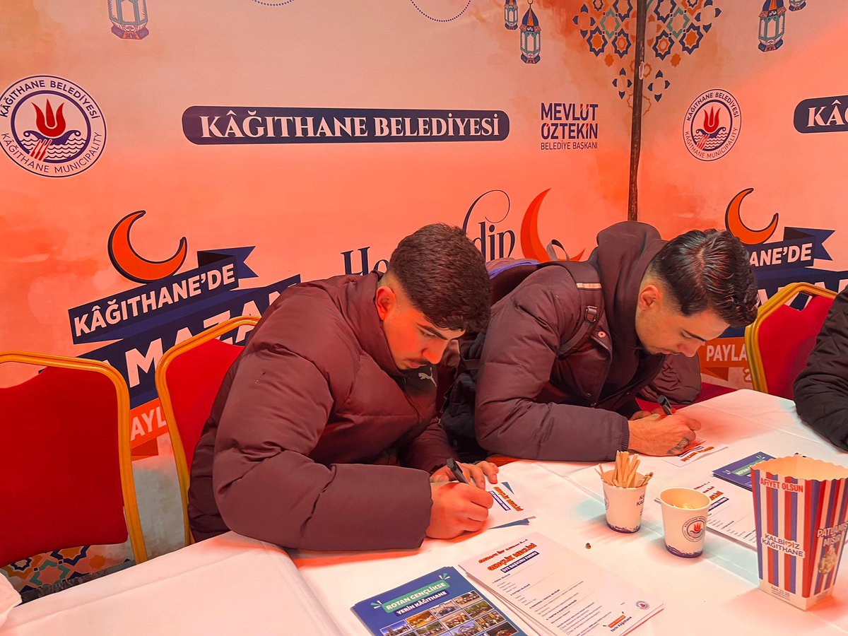 Birlikte çayımızı yudumluyor, kahvemizi paylaşıyor, salebimizin sıcaklığında sohbet ediyoruz. 

Hem tanışalım hem de güzel anılar biriktirelim ✨
Kapımız herkese açık, iftardan sonra Kağıthane Meydanı’nda görüşmek üzere!
#kagıthanegenclikmeclisi 
<a href="/MevlutOztekin/">Mevlüt Öztekin</a> 
<a href="/avmerthanaslan/">Av. Merthan Aslan</a>