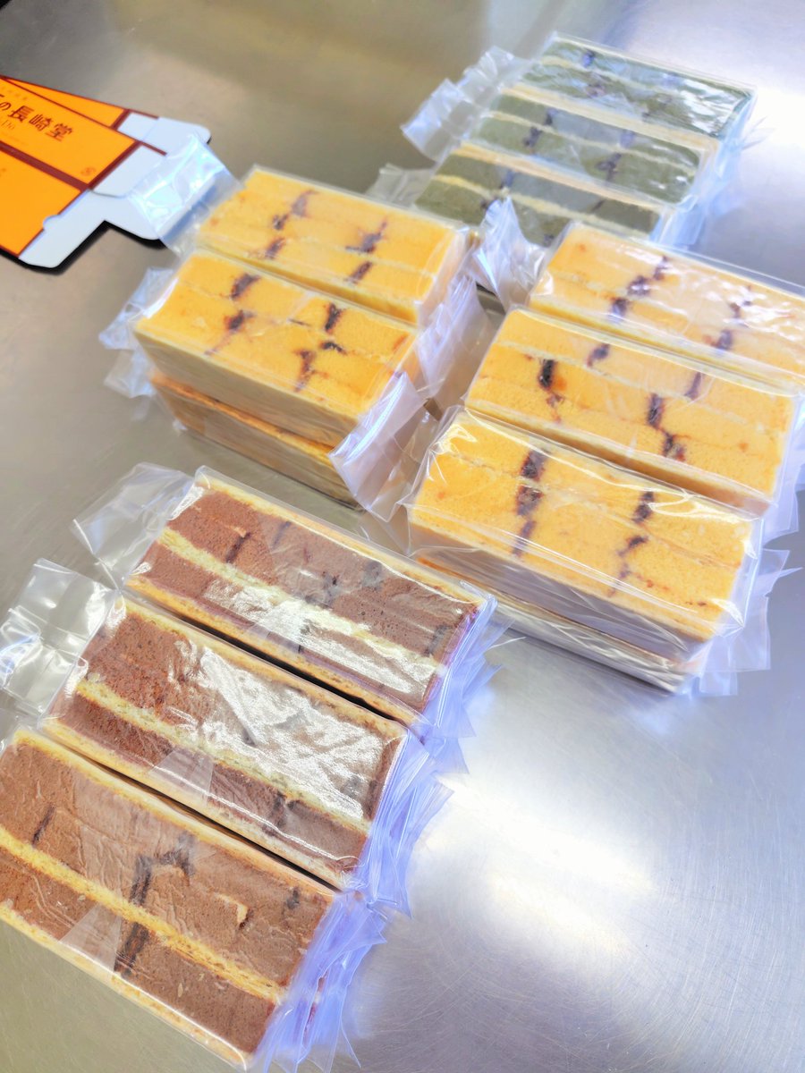 パートさん達が丁寧に仕込んでくれるカステラパイ、チョコパイ、抹茶