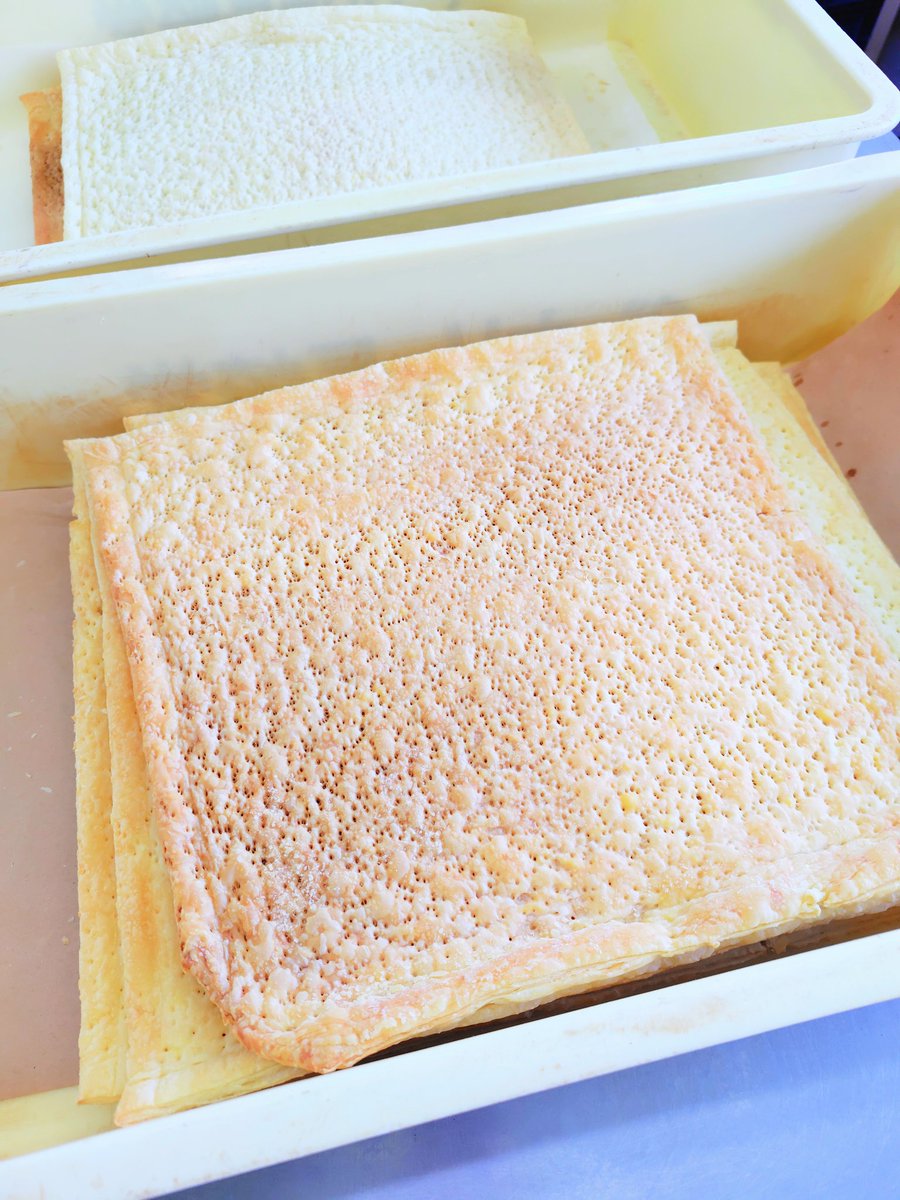 パートさん達が丁寧に仕込んでくれるカステラパイ、チョコパイ、抹茶