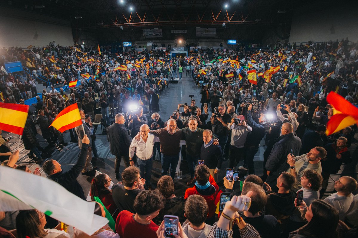 Santi_ABASCAL's tweet photo. Llenazo en Burgos. Otra vez la gente responde masivamente a las campañas coordinadas contra VOX.  Nada ni nadie va a desviarnos de nuestro objetivo de echar a Sánchez y de tirar abajo las políticas globalistas y progres  del bipartidismo.
#Burgos https://t.co/3ibjJJYbMF