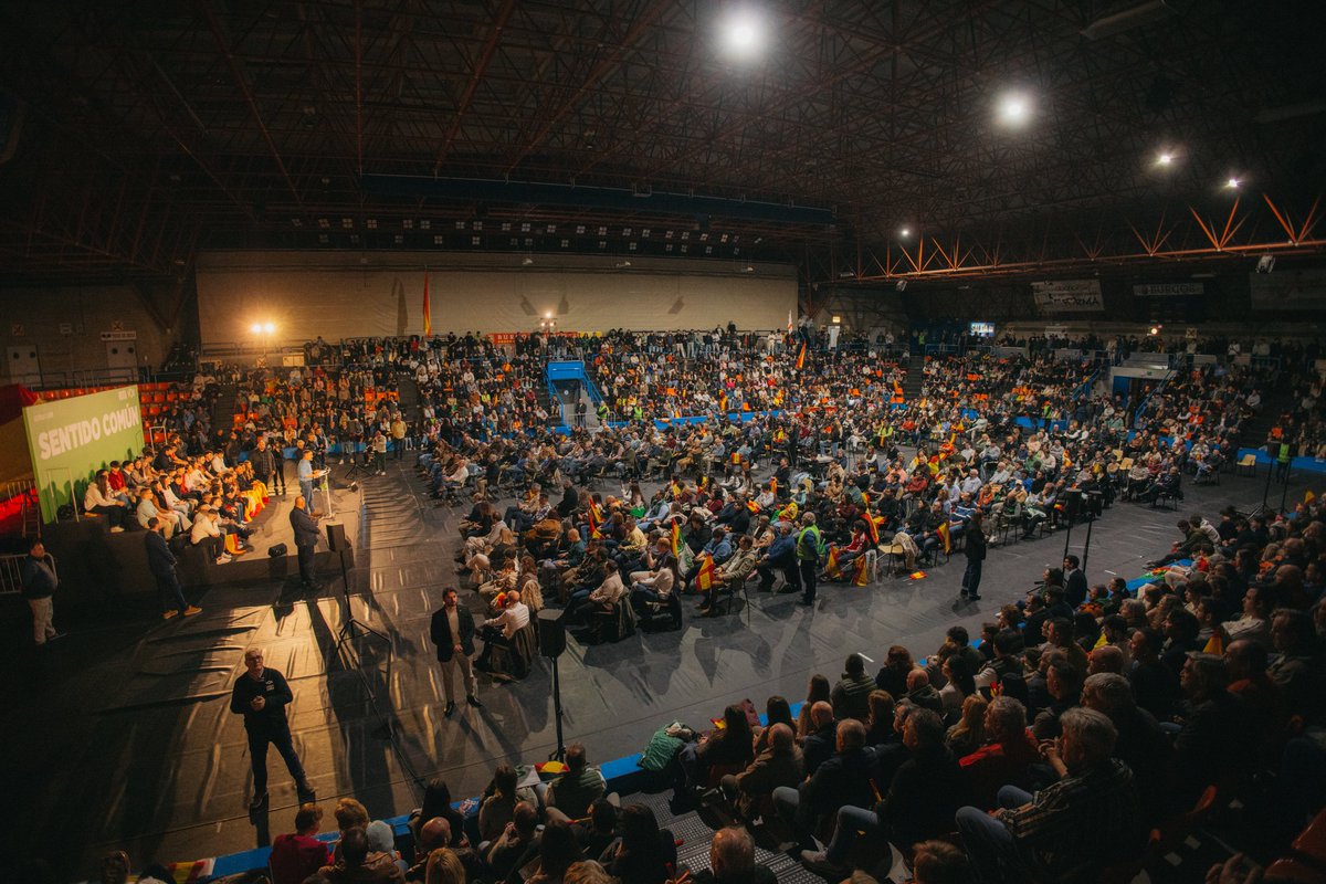 Santi_ABASCAL's tweet photo. Llenazo en Burgos. Otra vez la gente responde masivamente a las campañas coordinadas contra VOX.  Nada ni nadie va a desviarnos de nuestro objetivo de echar a Sánchez y de tirar abajo las políticas globalistas y progres  del bipartidismo.
#Burgos https://t.co/3ibjJJYbMF