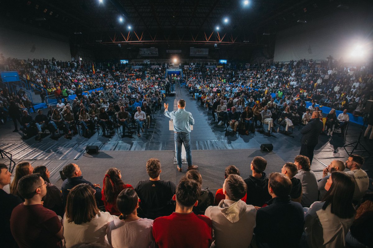 Santi_ABASCAL's tweet photo. Llenazo en Burgos. Otra vez la gente responde masivamente a las campañas coordinadas contra VOX.  Nada ni nadie va a desviarnos de nuestro objetivo de echar a Sánchez y de tirar abajo las políticas globalistas y progres  del bipartidismo.
#Burgos https://t.co/3ibjJJYbMF