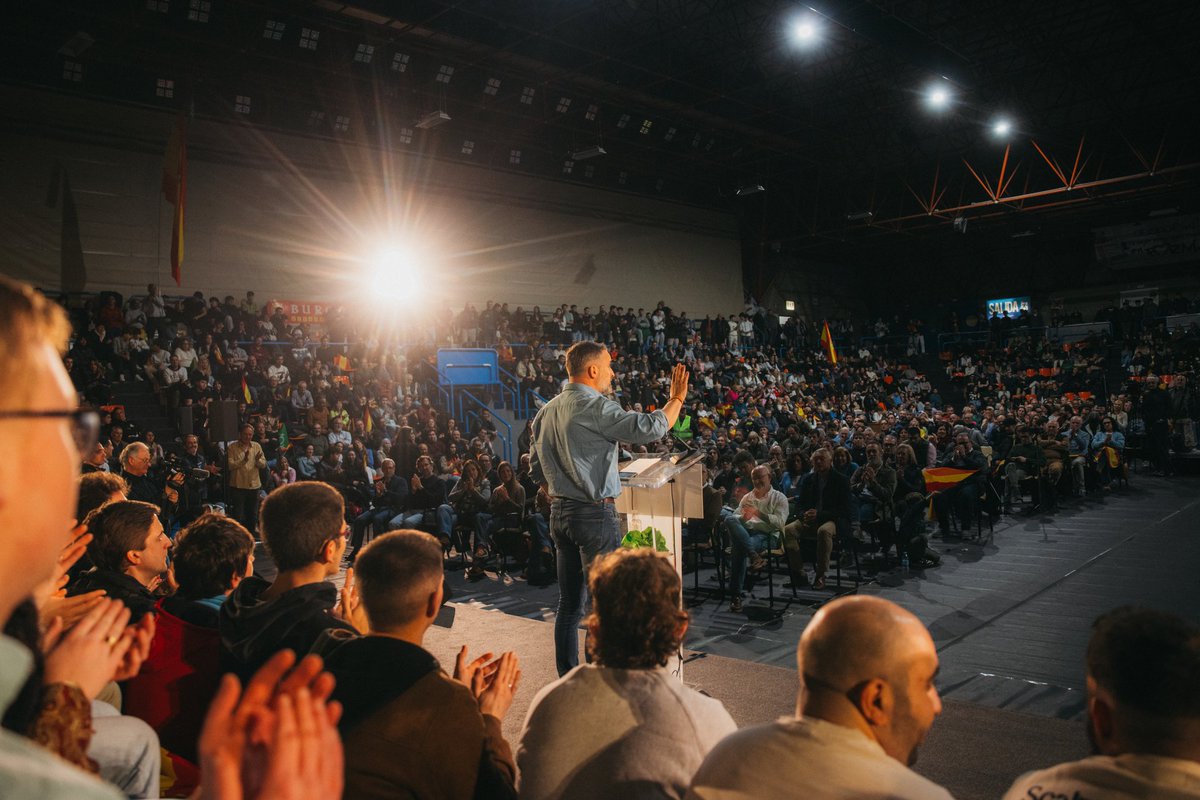 Santi_ABASCAL's tweet photo. Llenazo en Burgos. Otra vez la gente responde masivamente a las campañas coordinadas contra VOX.  Nada ni nadie va a desviarnos de nuestro objetivo de echar a Sánchez y de tirar abajo las políticas globalistas y progres  del bipartidismo.
#Burgos https://t.co/3ibjJJYbMF