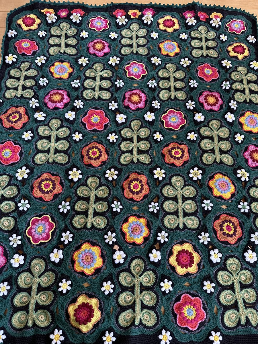 何年かおきに編みたくなる　#Crojoretro #themercerie スーさんのデザイン、また編みたくなって少しずつはじめてた。どうしても編みたいデザインもまだあるんだけどネットのレッスンってのがハードル高くて編み図出るまで待ってる。SNSでスーさんが酷い病にふせってる発表があったつらい #かぎ針編み