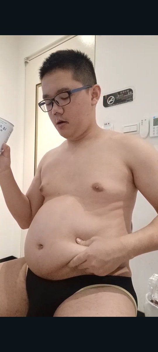 plumpy_tiger's tweet photo. My friend wouldn’t stop feeding me sweets 🥵
https://t.co/WRRB59bXv3
#feedeerism #gainr #bigbelly #fatpiggy #bloatbelly #forcedfeed https://t.co/Nr1dy2VuZN