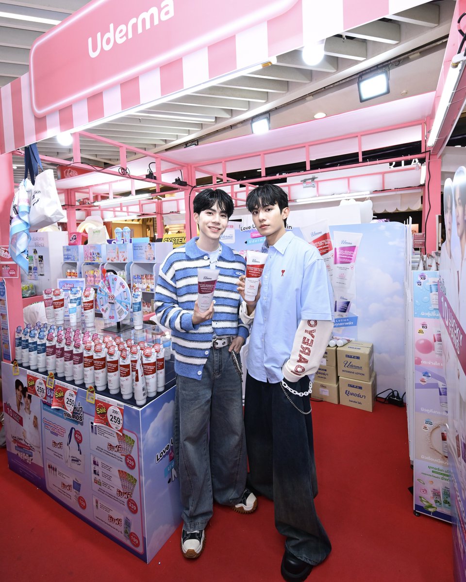 udermath's tweet photo. 💕 จบงานไปแล้ว…แต่ความฟินยังอยู่ตรงนี้เสมอ
ขอบคุณทุกเสียงกรี๊ด ทุกแววตา และทุกพลังใจ ที่มาร่วมสร้างความทรงจำดีๆ ด้วยกันในงาน "Love Upon Your Skin ให้ทุกตารางผิวได้ถูกรัก ด้วยยูเดอร์มาโลชั่น x เน็ต–เจเจ" 🖤🥕
TOPS UDERMA X NETJJ
#UdermaxNetJJ
ใครที่ยังคิดถึงรอยยิ้ม และช่วงเวลาดีๆ กับ เน็ต–เ���เจ ขอให้เก็บความประทับใจนี้ไว้ในใจนะ
แล้วมารอติดตามกิจกรรมดีๆ จาก Uderma ด้วยกัน เพราะครั้งหน้า…เราอาจได้เจอกันอีก และอาจได้ฟินยิ่งกว่าเดิมก็ได้ 😉
#ยูเดอร์มาโลชั่นให้ทุกตารางผิวได้ถูกรักไปกับเน็ตเจเจ
#TOPSofBeauty #TOPSofBeauty2026
#TopsThailand #TOPSOfBeautyByLOOKS
#Uderma #NETJJ #เน็ตเจเจ
#netsiraphop #jj_rcp