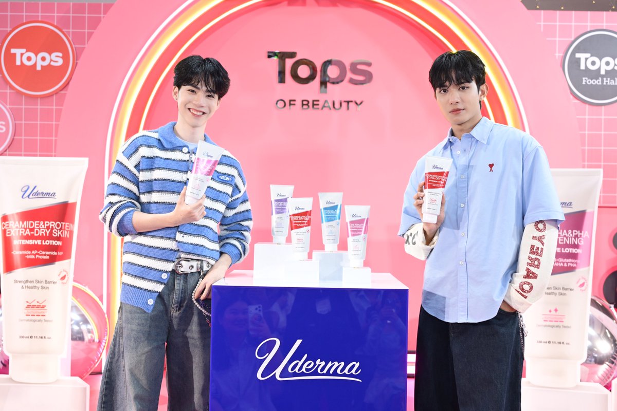 udermath's tweet photo. 💕 จบงานไปแล้ว…แต่ความฟินยังอยู่ตรงนี้เสมอ
ขอบคุณทุกเสียงกรี๊ด ทุกแววตา และทุกพลังใจ ที่มาร่วมสร้างความทรงจำดีๆ ด้วยกันในงาน "Love Upon Your Skin ให้ทุกตารางผิวได้ถูกรัก ด้วยยูเดอร์มาโลชั่น x เน็ต–เจเจ" 🖤🥕
TOPS UDERMA X NETJJ
#UdermaxNetJJ
ใครที่ยังคิดถึงรอยยิ้ม และช่วงเวลาดีๆ กับ เน็ต–เ���เจ ขอให้เก็บความประทับใจนี้ไว้ในใจนะ
แล้วมารอติดตามกิจกรรมดีๆ จาก Uderma ด้วยกัน เพราะครั้งหน้า…เราอาจได้เจอกันอีก และอาจได้ฟินยิ่งกว่าเดิมก็ได้ 😉
#ยูเดอร์มาโลชั่นให้ทุกตารางผิวได้ถูกรักไปกับเน็ตเจเจ
#TOPSofBeauty #TOPSofBeauty2026
#TopsThailand #TOPSOfBeautyByLOOKS
#Uderma #NETJJ #เน็ตเจเจ
#netsiraphop #jj_rcp