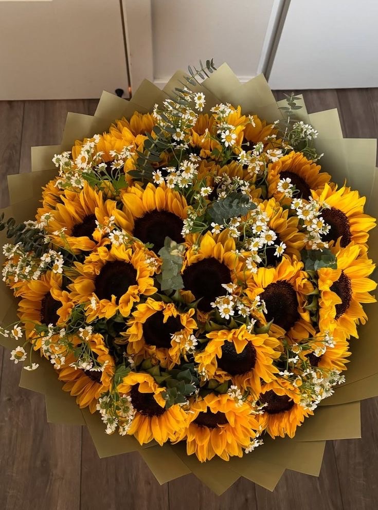sunflowerchives's tweet photo. sunflower bouquet🤍 https://t.co/jIjxH8H7i1