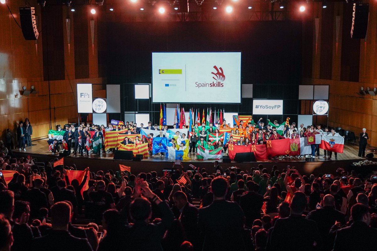 educaciongob's tweet photo. La secretaria general de FP, @EstherMontAriz, ha clausurado #SpainSkills2026: "La fiesta de una Formación Profesional que construye personas capaces, construye confianza y construye oportunidades". 

Aquí tenéis la lista completa de medallistas 👇

https://t.co/eGa3lDVdND https://t.co/4F0oGsFnYC
