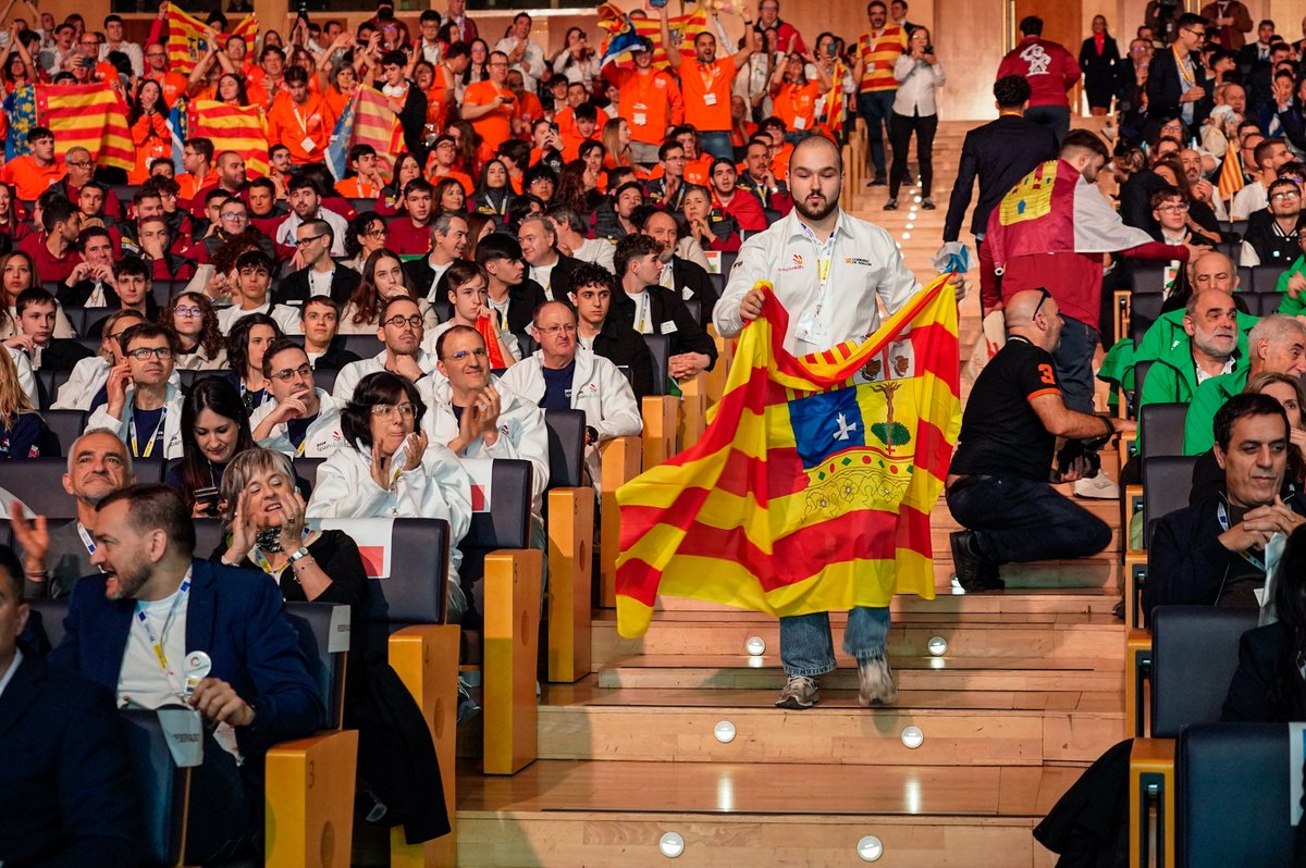 educaciongob's tweet photo. La secretaria general de FP, @EstherMontAriz, ha clausurado #SpainSkills2026: "La fiesta de una Formación Profesional que construye personas capaces, construye confianza y construye oportunidades". 

Aquí tenéis la lista completa de medallistas 👇

https://t.co/eGa3lDVdND https://t.co/4F0oGsFnYC