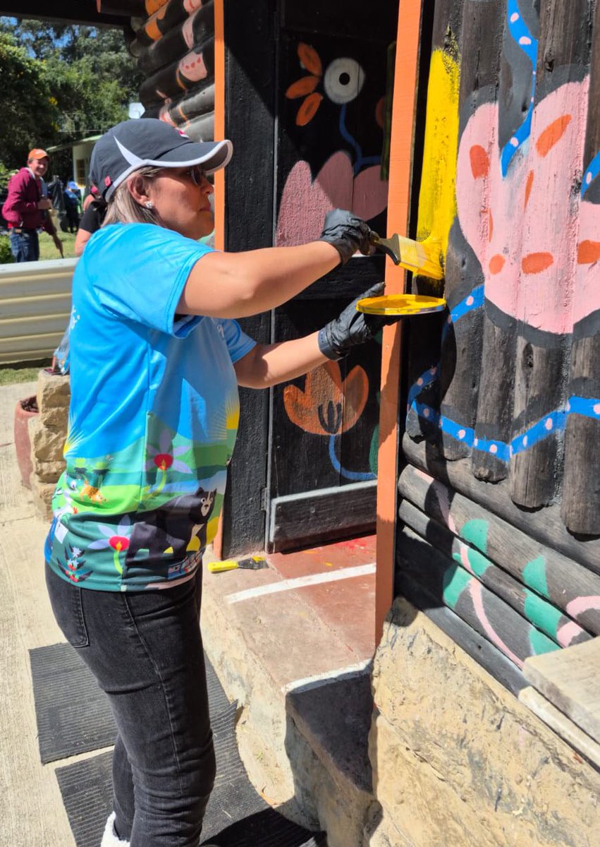 SecFPublicaCund's tweet photo. Brochas en mano y corazones dispuestos 💪🎨
En #Tabio, el Voluntariado Social por Cundinamarca y el Club de la Felicidad están pintando escuelas y llenando de color los espacios donde crecen los sueños.
¡Seguimos impactando! 🩵💛❤️
#Tabio #Voluntariado #ManosQueTransforman https://t.co/oGkDteqs1s